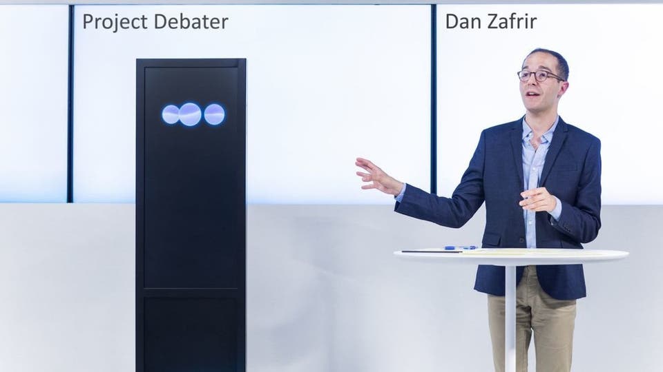 روبوت يعترف في مناظرة بأضرار الذكاء الاصطناعي