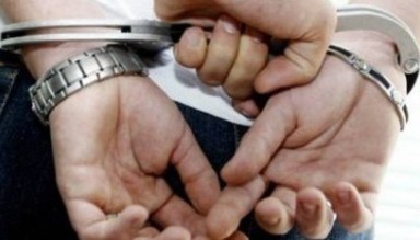 الشرطة تضبط شخصين بتهم تتعلق بالمخدرات