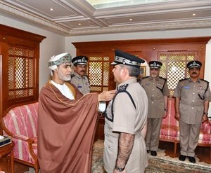 جلالة السلطان القائد الأعلى يتفضل فينعم بميداليتي الثناء السلطاني والخدمة الممتازة لعدد من كبار ضباط الشرطة