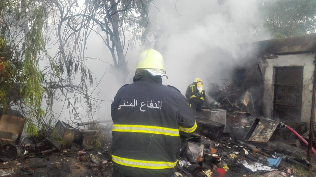 الدفاع المدني ينقذ خمسة أشخاص ويسيطر  على حريق بمنطقة الثرمد