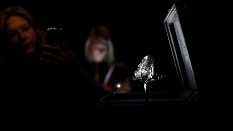 ثاني أكبر ماسة تحط بدار “فويتون” بباريس.. و”الغموض” يلفها… مع الصور