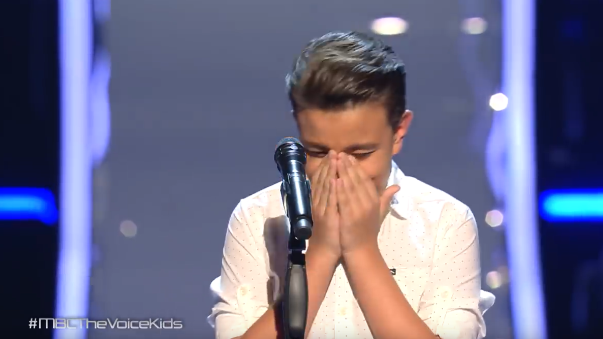 طفل “ذا فويس” الباكي يبهر المدربين ويحصد لفة ثلاثية