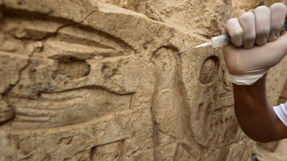 تحقيق مع عامل.. حفر حتى وصل لمعبد أثري في بيته