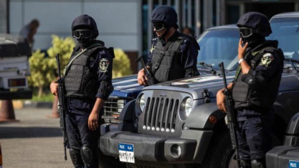 مذبحة مروعة.. مقتل أسرة بالكامل شنقاً وتسميماً