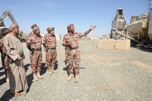 الوزير المسؤول عن شؤون الدفاع  يزورعددا من وحدات وتشكيلات الجيش السلطاني العماني
