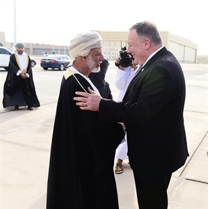 وزير خارجية الولايات المتحدة الامريكية يصل إلى السلطنة