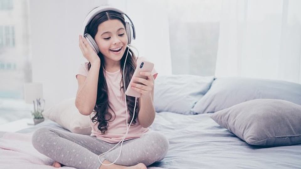 العلم يحذر من مخاطر استخدام الأطفال للهواتف
