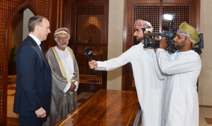 وزير الخارجية البريطاني يشيد بعلاقات التعاون بين السلطنة وبلاده