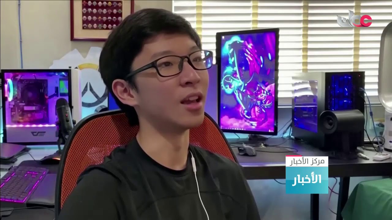 طالب فلبيني يستغل العزل الصحي بصناعة أغطية وجه للأطقم الطبية لمواجهة كورونا