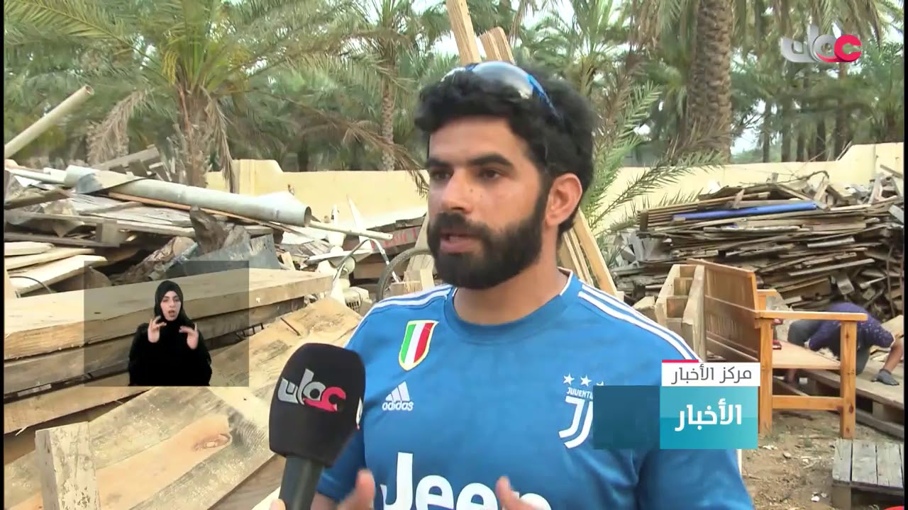 شباب عمانيون يحوِّلون بقايا الأخشاب لقطع فنية جميلة