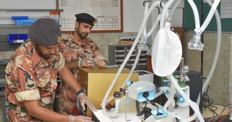 النادي العلمي بالجيش السلطاني يقدم عدداً من الابتكارات للتصدي لجائحة كورونا