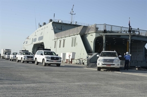 البحرية السلطانية العمانية تواصل نقل المتطلبات المعيشية إلى محافظة مسندم