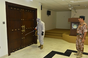 الخدمات الهندسية بوزارة الدفاع تقدّم خدمات التطهير الوقائي لمبنى الهيئة العمانية للأعمال الخيرية لمكافحة كوفيد19