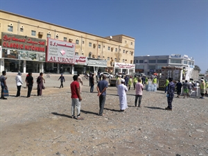 الهيئة العمانية للأعمال الخيرية توزع سلة غذائية بمناسبة شهر رمضان المبارك