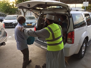 لجنة التنمية الاجتماعية بولاية السيب توزع سللا رمضانية بمناسبة شهر رمضان المبارك