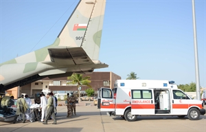 سلاح الجو السلطاني العماني يقوم بعملية نقل عدد من المرضى من المواطنين