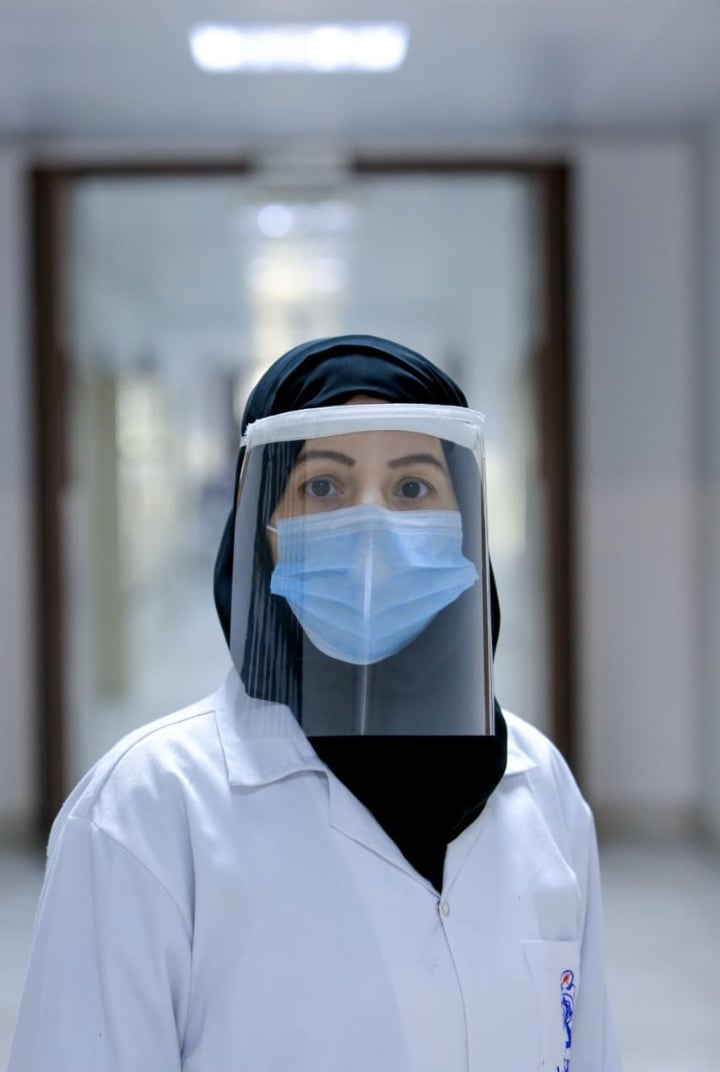 التقنية العليا تصنع اكثر من ٦٥٠٠ درع طبي واقي احادي الاستخدام