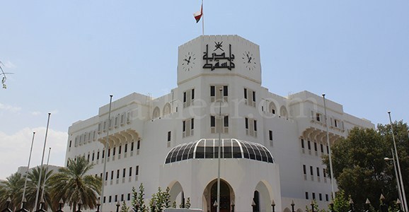 بلدية مسقط تصدر توضيحاً حول إغلاق أحد المخابز في مطرح