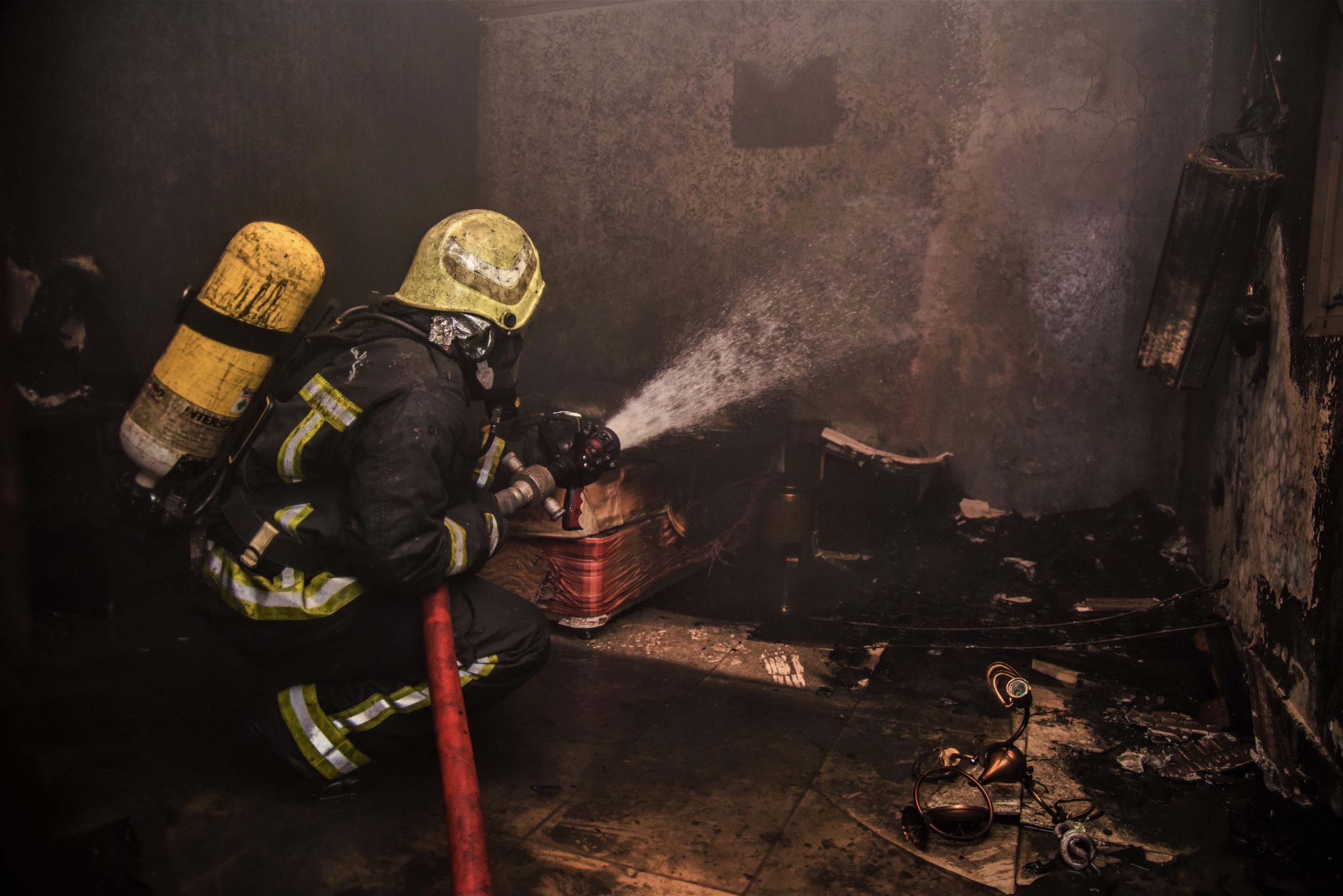 تزامناً مع ارتفاع درجات الحرارة الدفاع المدني والإسعاف يدعو الجميع لأخذ الحيطة والحذر تفادياً لوقوع حرائق المنشآت السكنية