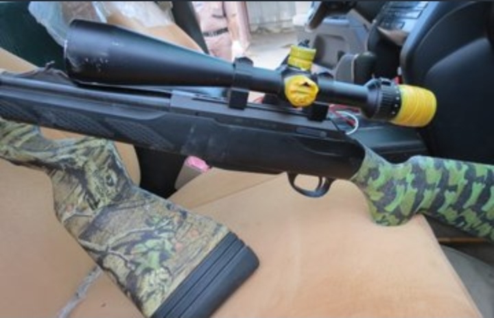 قاموا بإصطياد غزال عربي والشرطة تلقي القبض عليهم