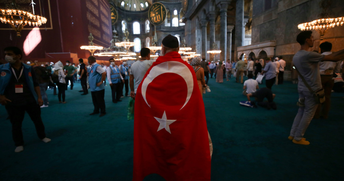 بسبب آيا صوفيا.. تركيا تدين بشدة حرق علمها في اليونان