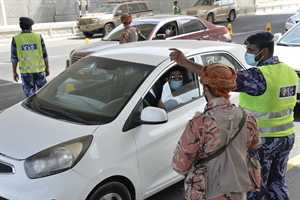 قوات السلطان المسلحة و شرطة عمان السلطانية تفعل نقاط السيطرة والتحكم المشتركة على مداخل ومخارج المحافظات على الطرق الرئيسية والفرعية