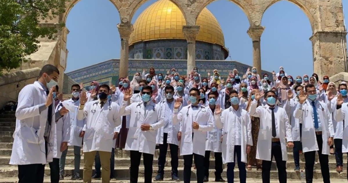 الجيش الأبيض يؤدي قَسَم مهنة الطب في باحات الأقصى