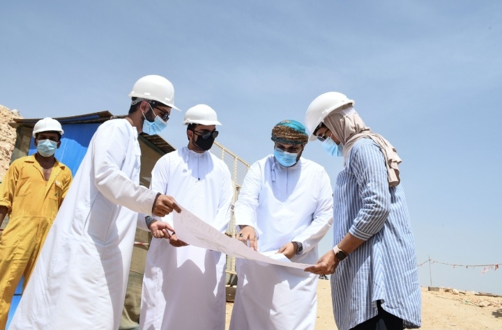 المهندسة سهام الحارثية: تتفقد سير العمل في مشروع روز فليج في مسقط هيلز