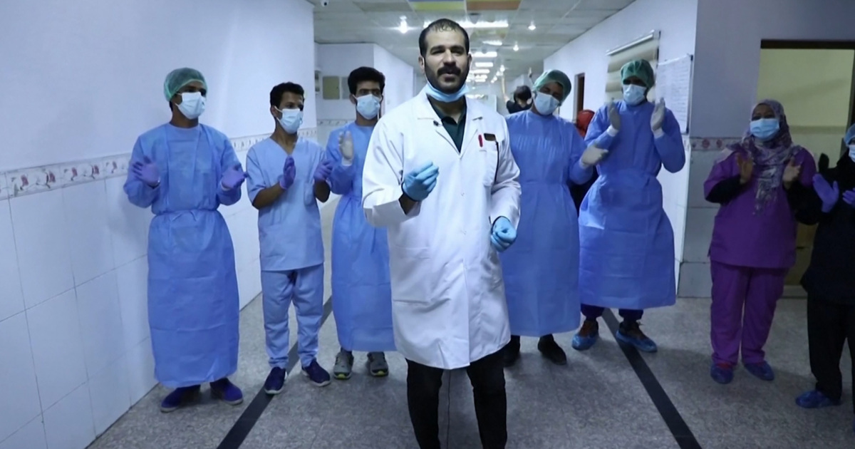 شاهد- أغنية قد تفعل ما لا تفعله الأدوية.. هكذا يجمل صيدلاني عراقي طرق الوقاية من كورونا