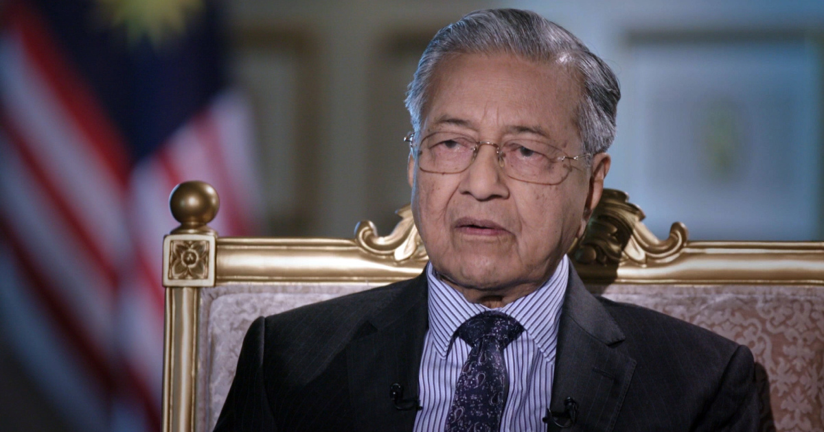 مهاتير محمد.. هذه حكاية 681 مليون دولار التي أهدتها السعودية لنجيب رزاق