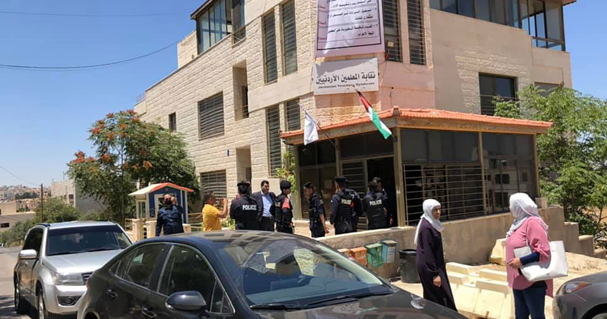 لماذا ابتهجت الإمارات من إغلاق الأردن لنقابة المعلمين؟ سؤال يحير مواقع التواصل