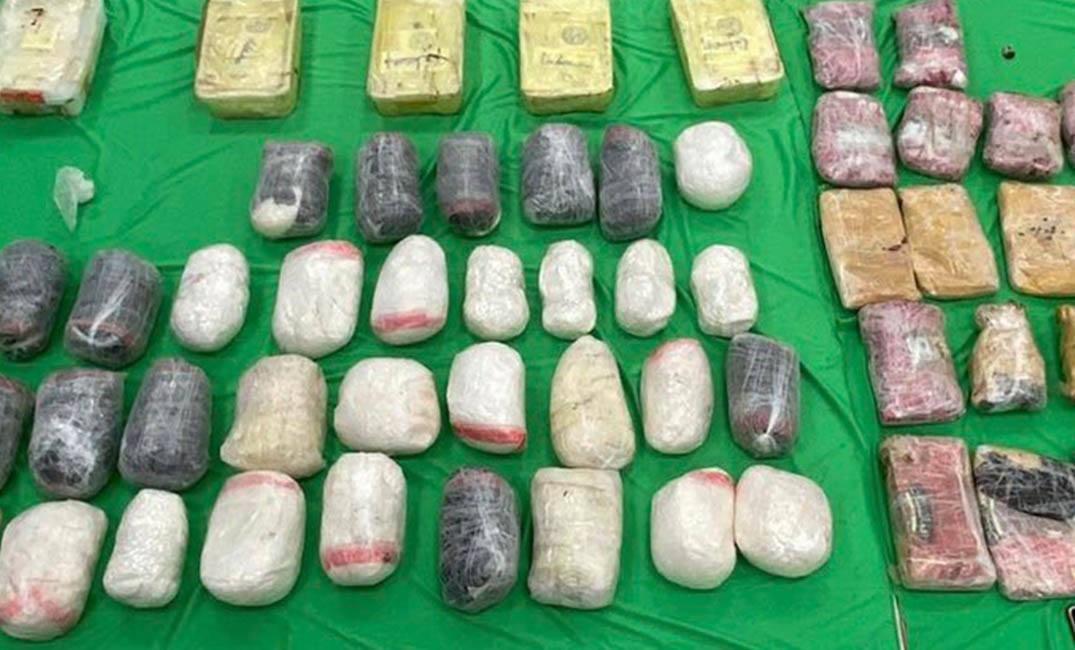 ضبط ٤٠ كيلوجراماً من مخدر الكريستال و٢٣ كيلوجراما من مخدر الحشيش بحوزة آسيويين بولاية مطرح