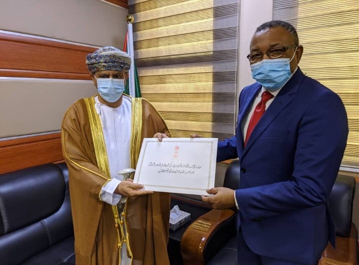 تقديم  نسخ من أوراق اعتماد سعادة سفير السلطنة المعين لدى جمهورية السودان