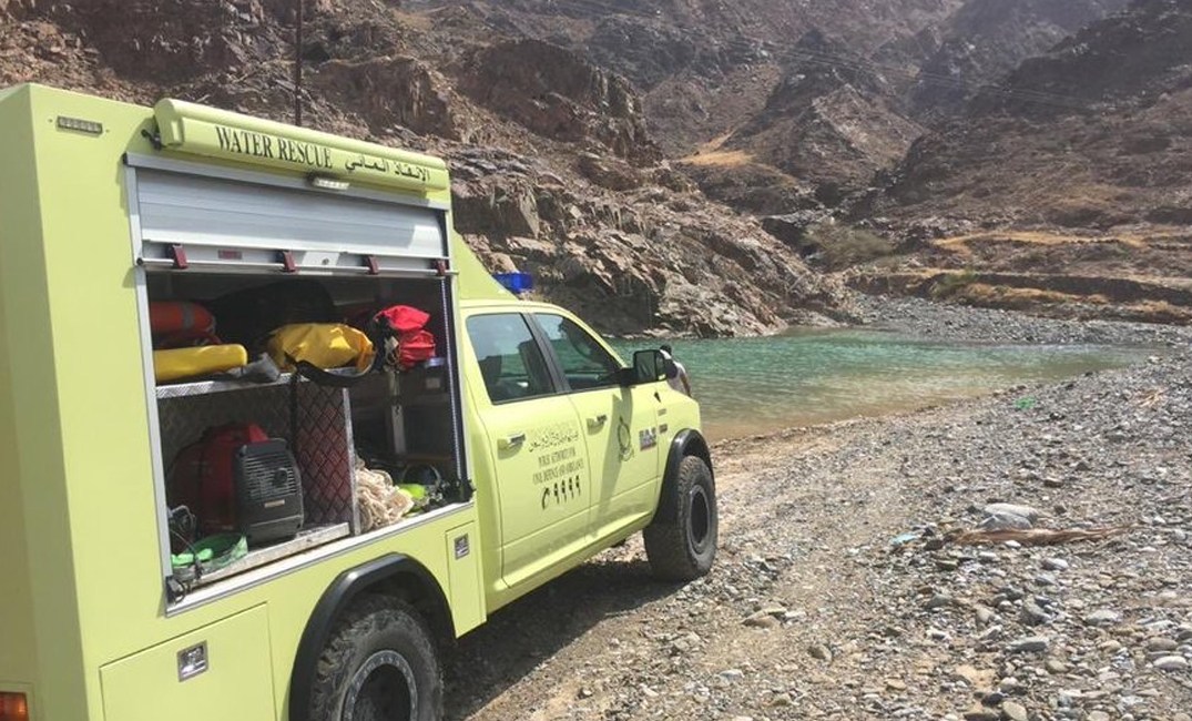 إنقاذ مواطنتين و وفاة طفلة بالرستاق