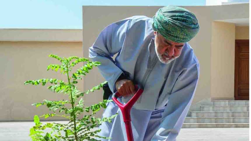 جلالة السلطان المعظم – حفظه الله ورعاه – يتفضل ويغرس بيديه الكريمتين شجرة اللبان في صلالة