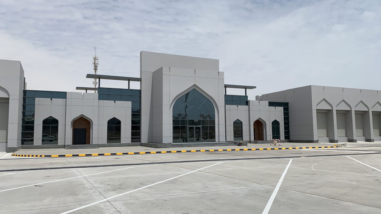 قريبا .. إنجاز مباني الجمارك والزراعة والصحة والبوابة الرئيسية لميناء الدقم