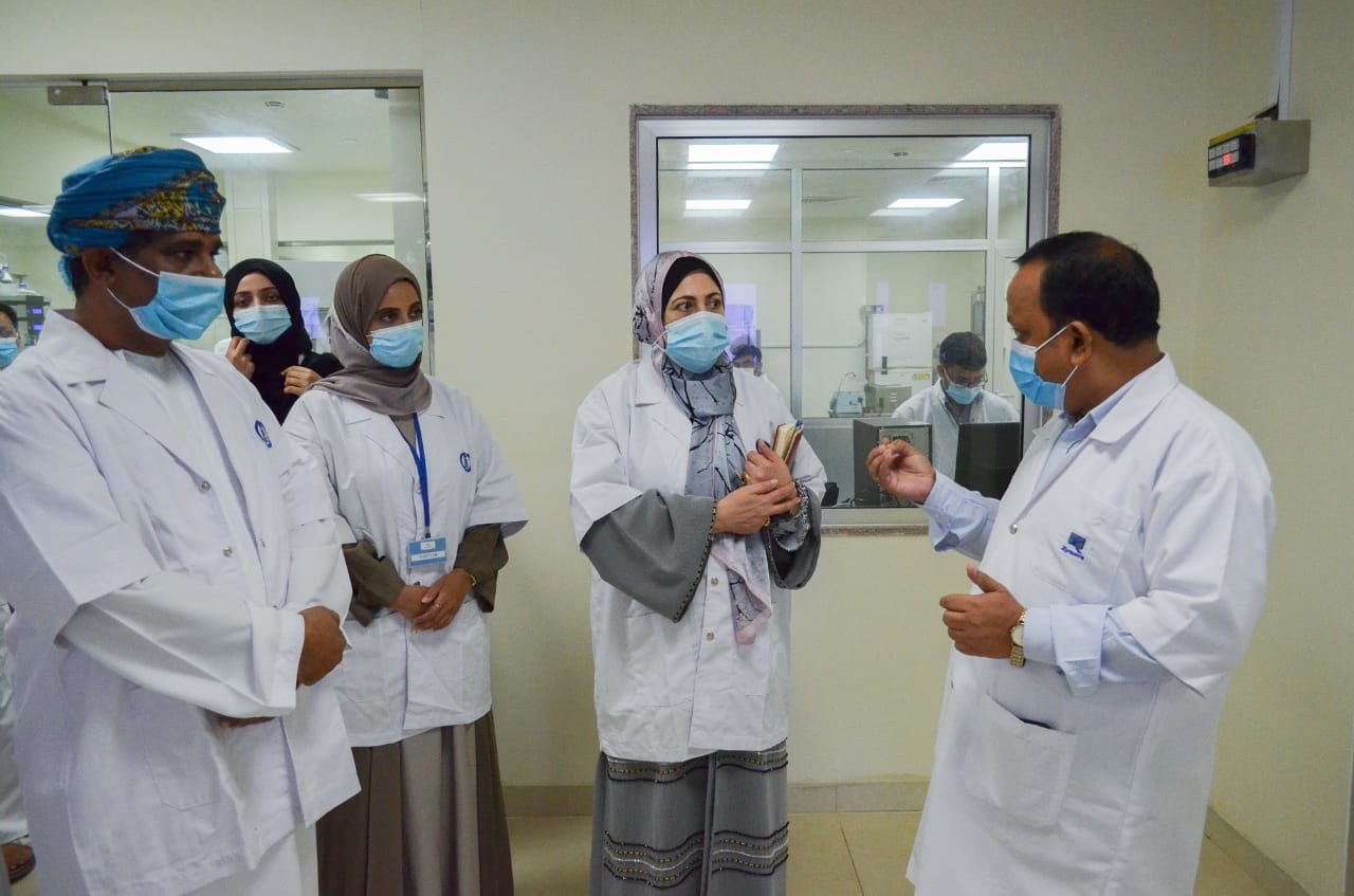 وزيرة ” العالي” تلتقي بالمسؤولين في مدينة ريسوت الصناعية