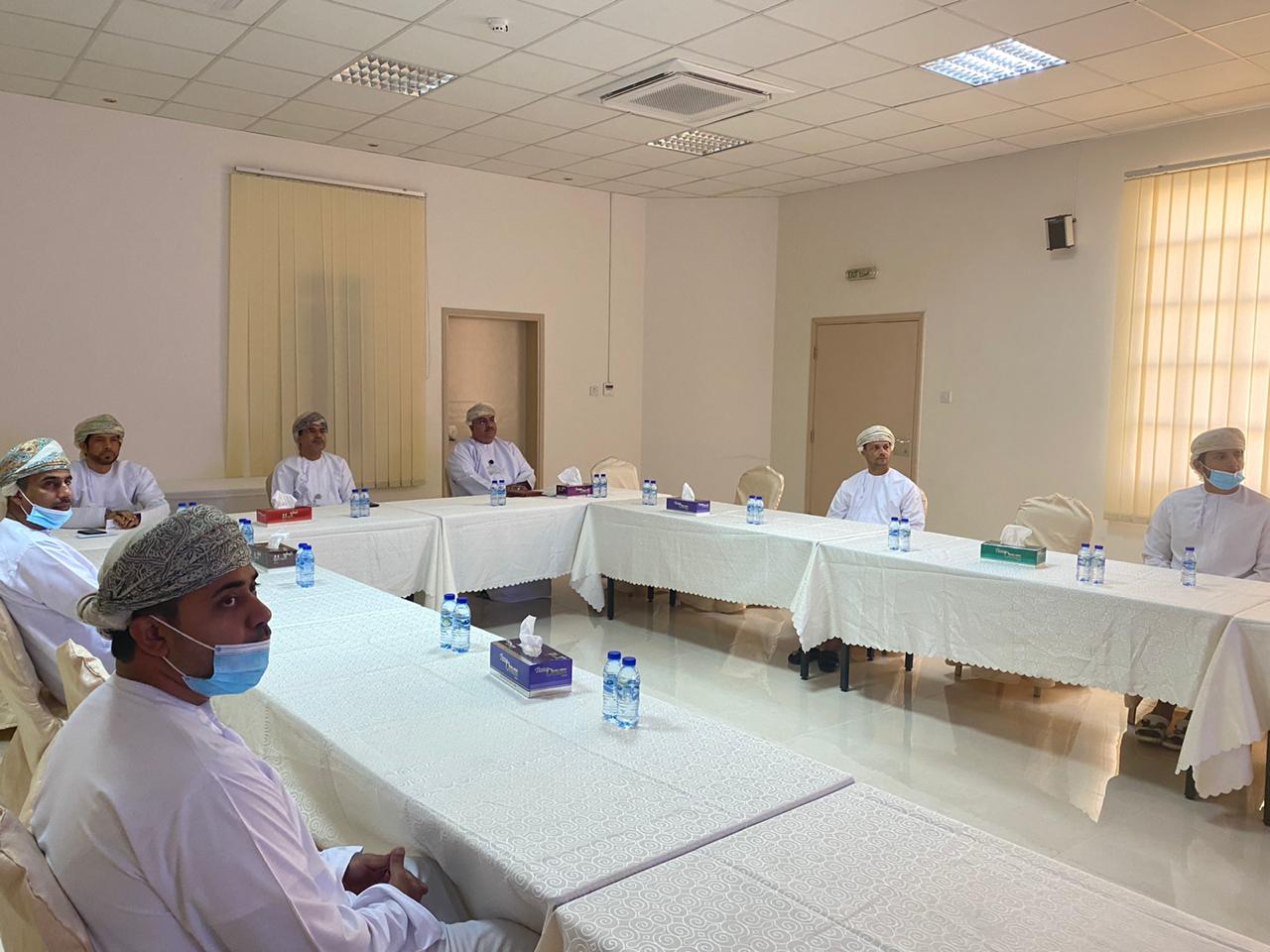 وكيل العمل يزور عدداً من المنشآت بمدينة صور الصناعية ويوجه الشركات بالإحلال وصناعة فرص عمل للمواطنين