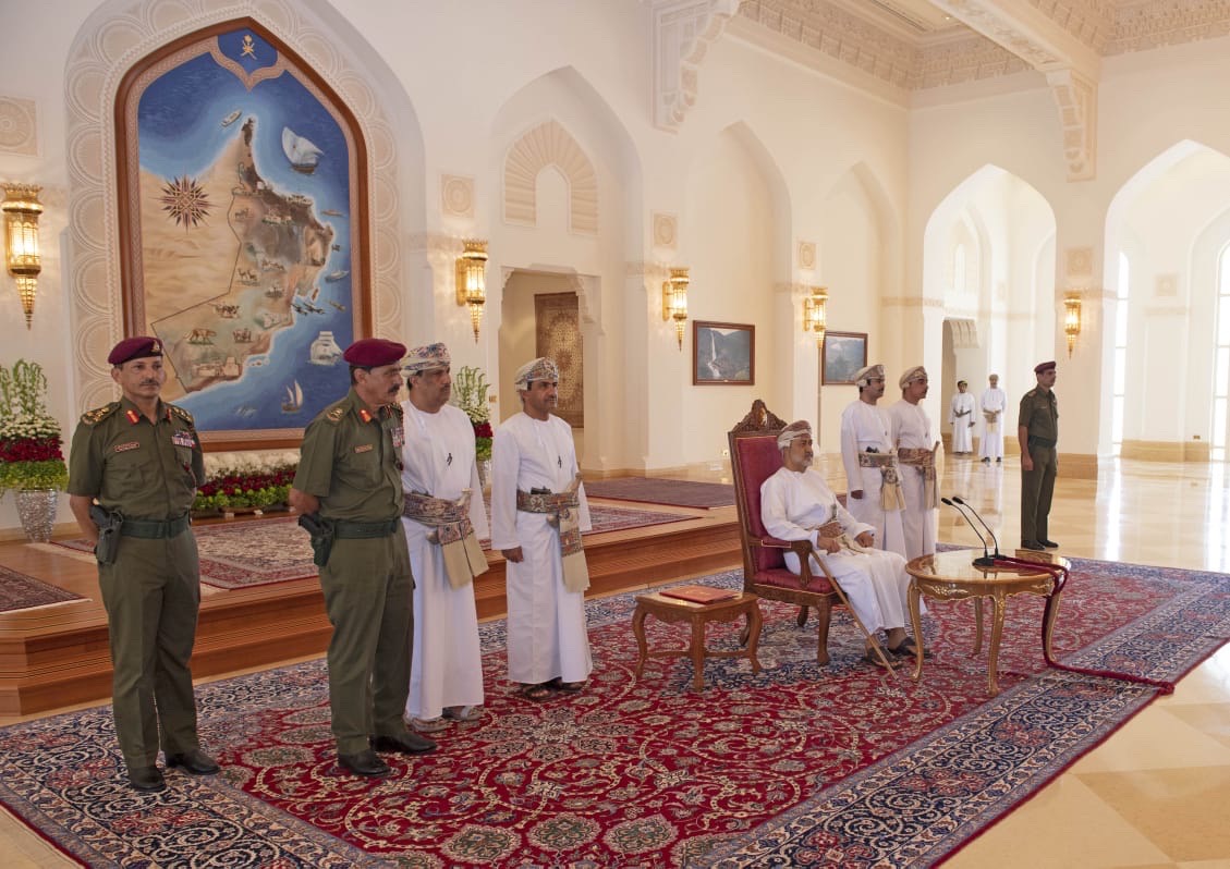 بالصور والفيديو : جلالة السلطان المعظم يتفضل فيلتقي بشيوخ ولايات محافظة ظفار بقاعة الحصن بحي الشاطئ بولاية صلالة