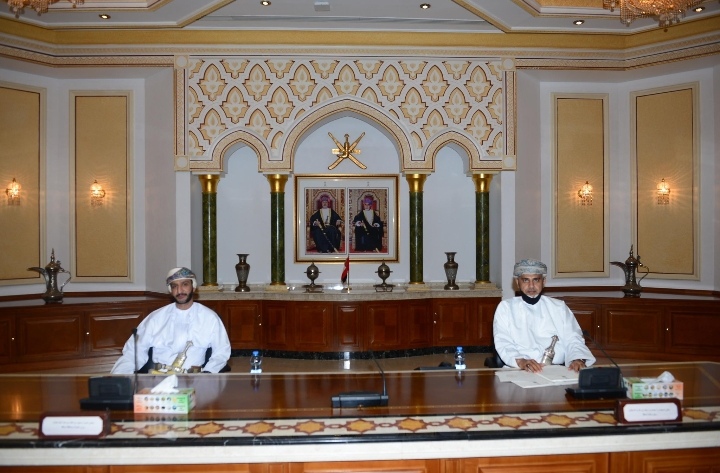 وزير الدولة ومحافظ مسقط يلتقي بمسؤولي بلدية مسقط