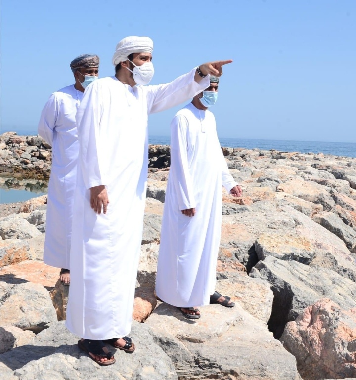 وزير الدولة ومحافظ مسقط يطلع على مشروع يتي السياحي المتكامل