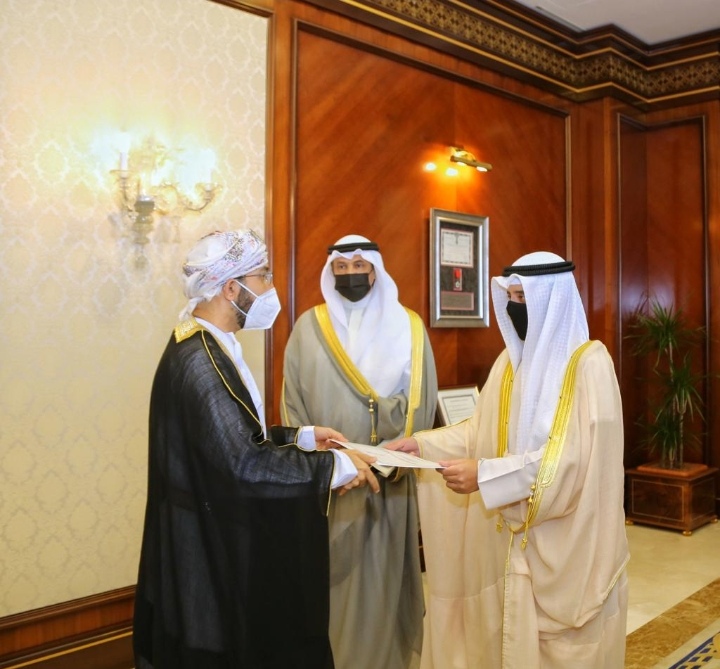 نائب أمير دولة الكويت ولي العهد يتسلم أوراق اعتماد سفير السلطنة لدى بلاده