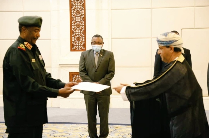 رئيس مجلس السيادة الانتقالي يتسلم أوراق اعتماد سعادة سفير السلطنة لدى جمهورية السودان