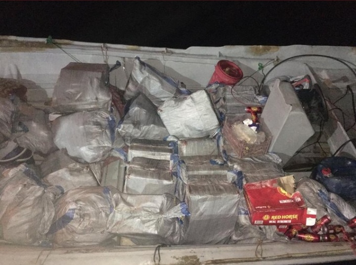 القبض على ثلاثة أشخاص من جنسية آسيوية بتهمة محاولة تهريب مشروبات كحولية و مواد مخدرة