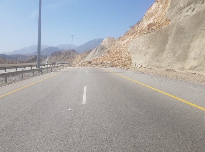 بسبب انهيار جبلي … تحويل الحركة المرورية من طريق مسقط – قريات إلى طريق العقبة القديمة