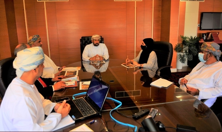 اللجنة المشرفة على مسابقة كأس جلالة السلطان للشباب تطلع على ملفات ترشح الأندية