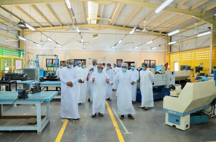 رئيس جامعة التقنية والعلوم التطبيقية يطلع على سير العمل بفروع الجامعة بمحافظة الداخلية