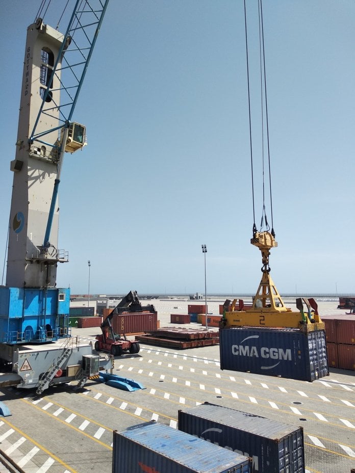 ميناء الدقم يصدر أول شحنة من زيت السمك إلى بلجيكا