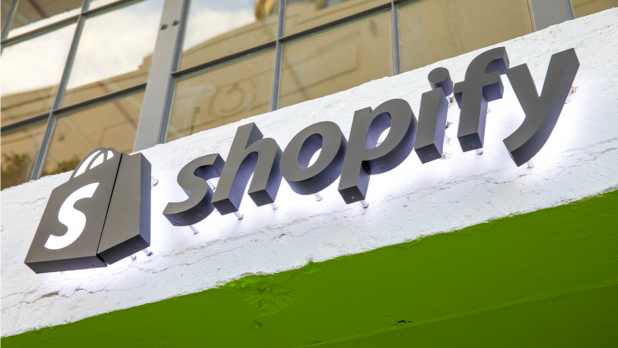 موظفو الدعم في Shopify سرقوا بعض بيانات المتاجر الإلكترونية المستضافة على المنصة