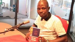 العاجي يايا ديوماندى أول فائز بالجائزة الأدبية الجيدة “أصوات إفريقيا”